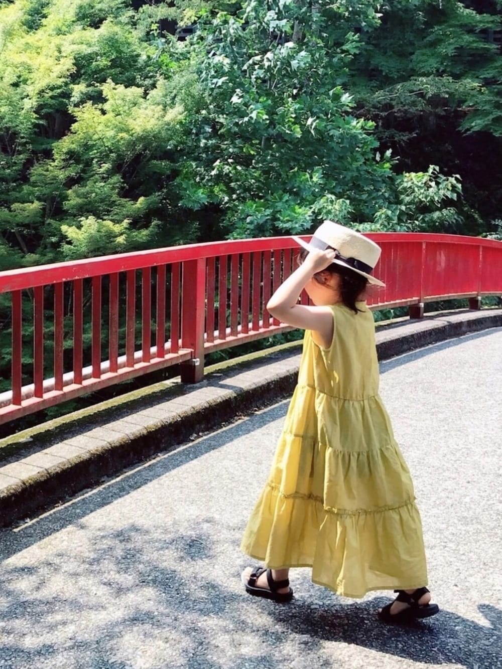 「シンプル、スポーツサンダル、夏のワントーンコーデ、ワンピース、カンカン帽、水着、川遊び」｜「GLOBAL WORKの【キッズ】ティアードマキシノースリーブワンピース/787834（ワンピース、ブルー系）」を使った、naaaさん（キッズ・110cm）の夏コーディネートの1枚目の写真
