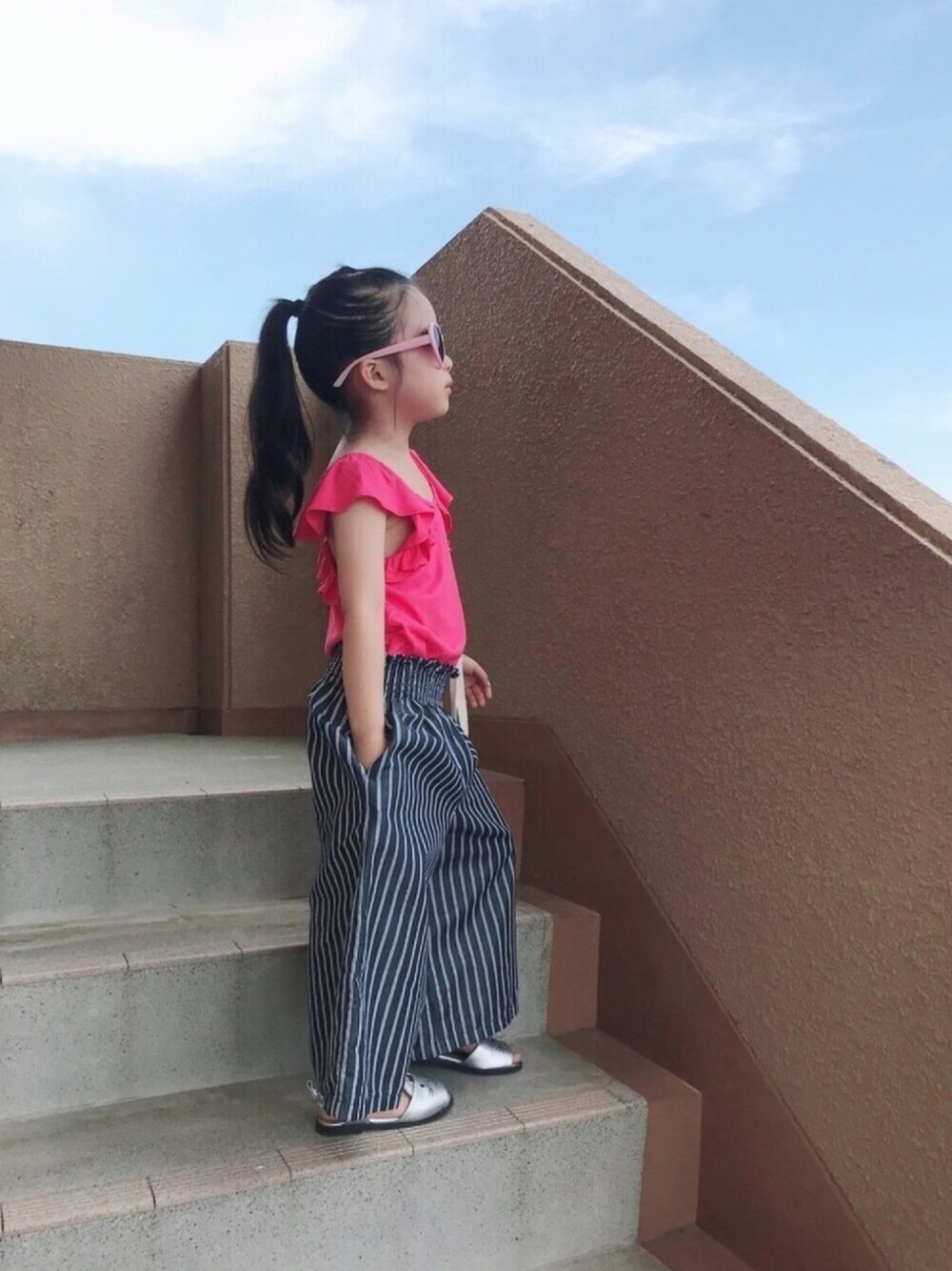 「キッズコーデ、女の子、ワイドパンツ、GU、ブランシェス、ピンク×ネイビー」｜「BRANSHESのフリルタンクトップ（タンクトップ、ピンク系）」を使った、naaaさん（キッズ・110cm）の夏コーディネートの1枚目の写真