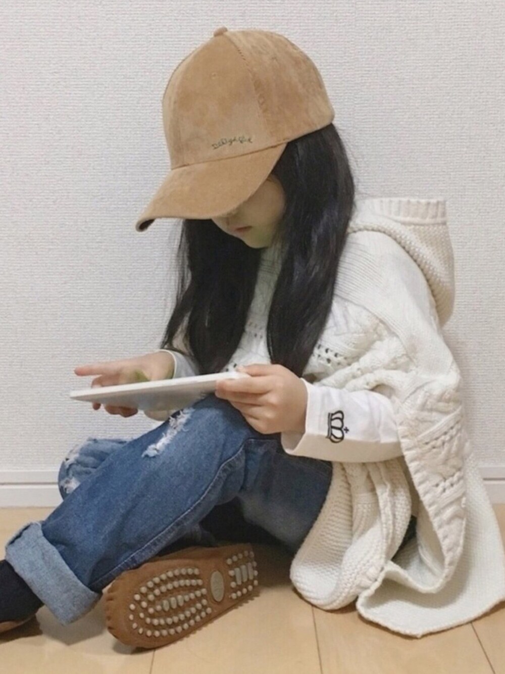 「キッズファッション、ポンチョ、コーデュロイキャップ、ダメージデニムパンツ、GAP、韓国子供服、モカシン」｜「illusieのアイテム（キャップ、ベージュ系）」を使った、naaaさん（キッズ・110cm）の秋コーディネートの1枚目の写真