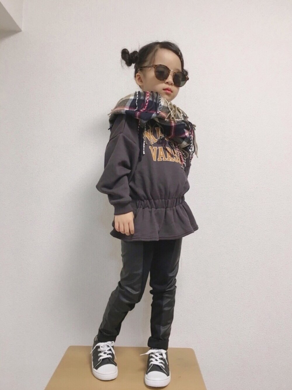 「むぅんフェス、スヌード、チャコールグレー、ロゴスウェット、グローバルワーク(GLOBAL WORK)、H&M、コムサイズム、キッズコーデ、ぺプラムスウェット、リングマフラー」｜「Right-onのアイテム（ストール/ショール、ブラウン系）」を使った、naaaさん（キッズ・110cm）の秋コーディネートの1枚目の写真
