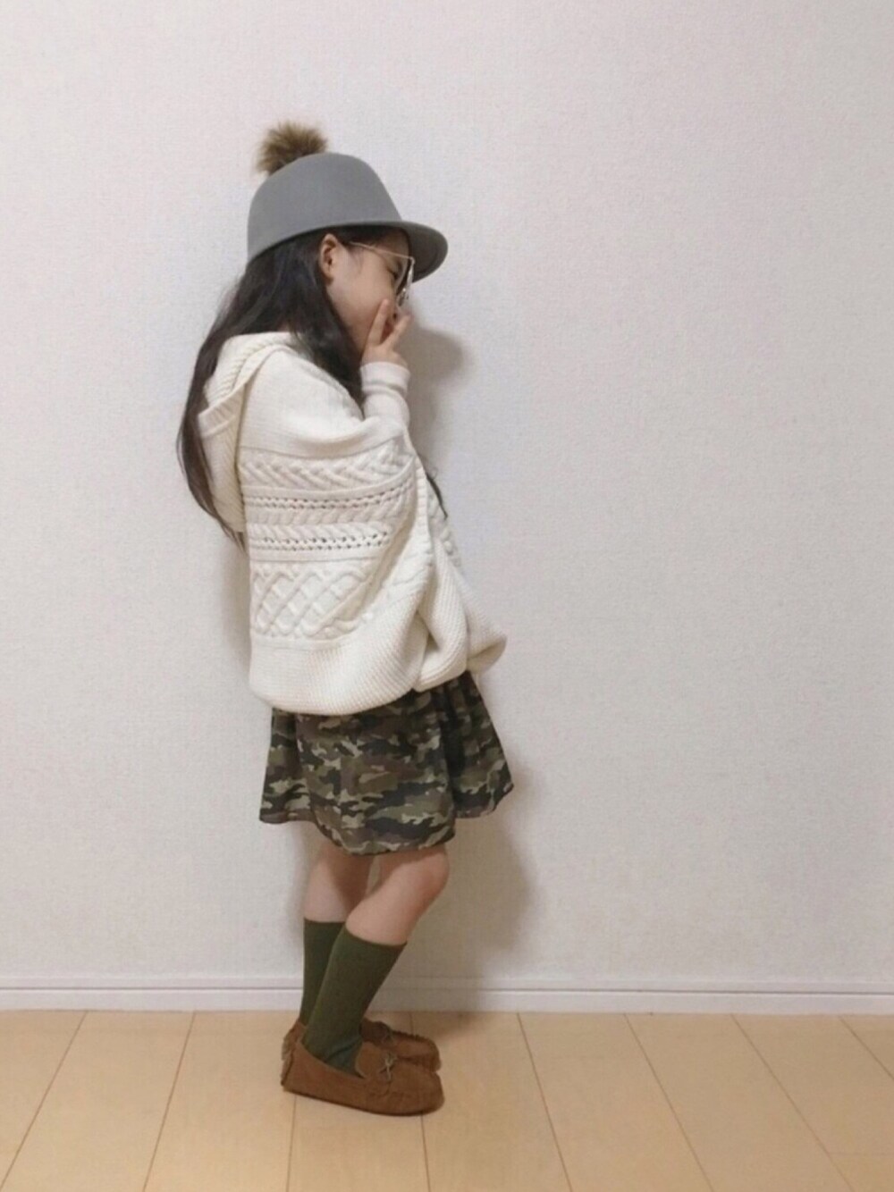 「ポンチョ、カモフラスカート、GAP、西松屋、モカシン、おんなのこ、5歳」｜「GAPのアイテム（ポンチョ、ホワイト系）」を使った、naaaさん（キッズ・110cm）の秋コーディネートの1枚目の写真