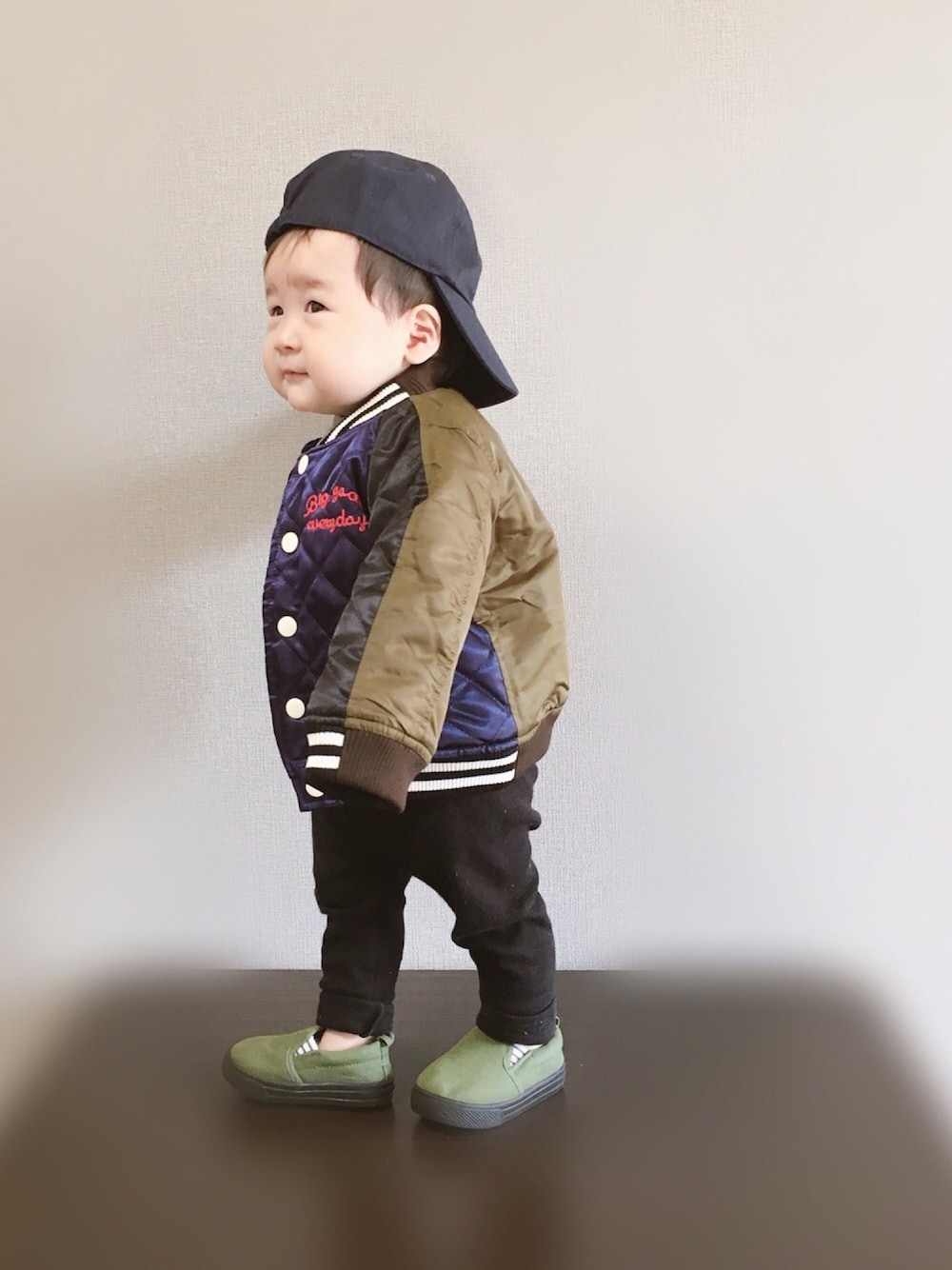 「弟、1歳、キッズコーデ、スカジャン、F.O.KIDS、ブランシェス、キヤップ、スリッポン、むすこーで、おとこのこ」｜「BRANSHESのアイテム（Tシャツ/カットソー、グレー系）」を使った、naaaさん（キッズ・110cm）の秋コーディネートの1枚目の写真