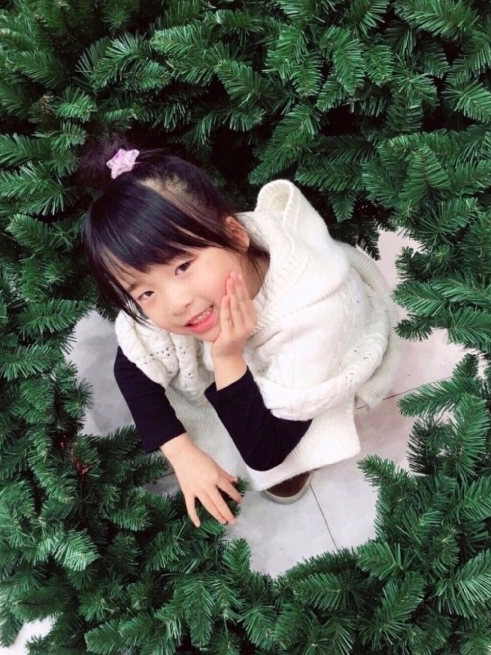 「2018マイベストコーデ、メリークリスマス、キッズコーデ、ツリー、ポンチョ、おだんごヘアー、神フェス14クリスマスフェス、クリスマスカラー、クリスマスコーデ、プレゼント」｜「GAPのアイテム（ポンチョ、ホワイト系）」を使った、naaaさん（キッズ・110cm）の冬コーディネートの1枚目の写真