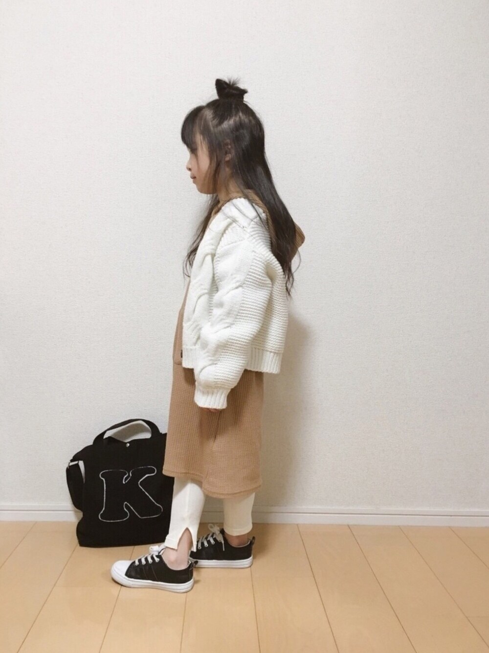 「キッズコーデ、パーカーワンピース、ワッフル、しまむら、AZUL、レギンス、女の子コーデ」｜「GLOBAL WORKの【キッズ】ケーブルショートカーデ/801482（カーディガン/ボレロ、ホワイト系）」を使った、naaaさん（キッズ・110cm）の冬コーディネートの1枚目の写真