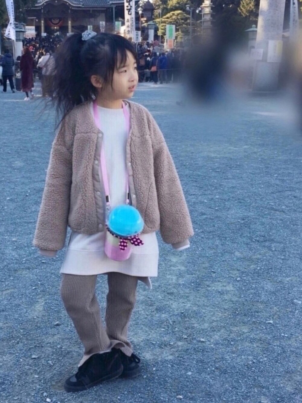 「初詣、初詣2019、キッズファッション、女の子コーデ、プティマイン、ロング丈トレーナー、ケーブルニット、ニットパンツ、cotton candy、わたがし」｜「petit mainのロング丈トレーナー（スウェット、ホワイト系）」を使った、naaaさん（キッズ・110cm）の冬コーディネートの1枚目の写真
