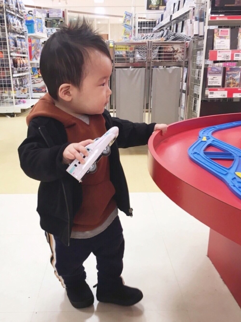 「弟、おとこのこ、遊びだしたらとまらない、パーカー、レイヤードスタイル、ラインパンツ」｜「Right-onの【MPS】キーネックフェイクレイヤード（パーカー、ブラウン系）」を使った、naaaさん（キッズ・70cm）の冬コーディネートの1枚目の写真