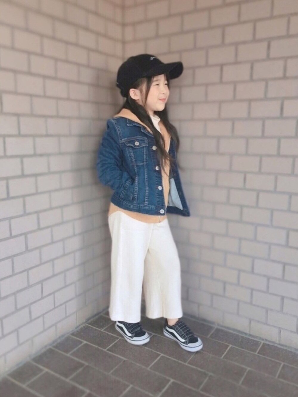 「キッズファッション、カジュアルコーデ、デニムジャケット、パーカー、ハイネック、ワイドパンツ、スリット、レイヤードstyle」｜「GAPのアイテム（デニムジャケット、ブルー系）」を使った、naaaさん（キッズ・110cm）の冬コーディネートの1枚目の写真