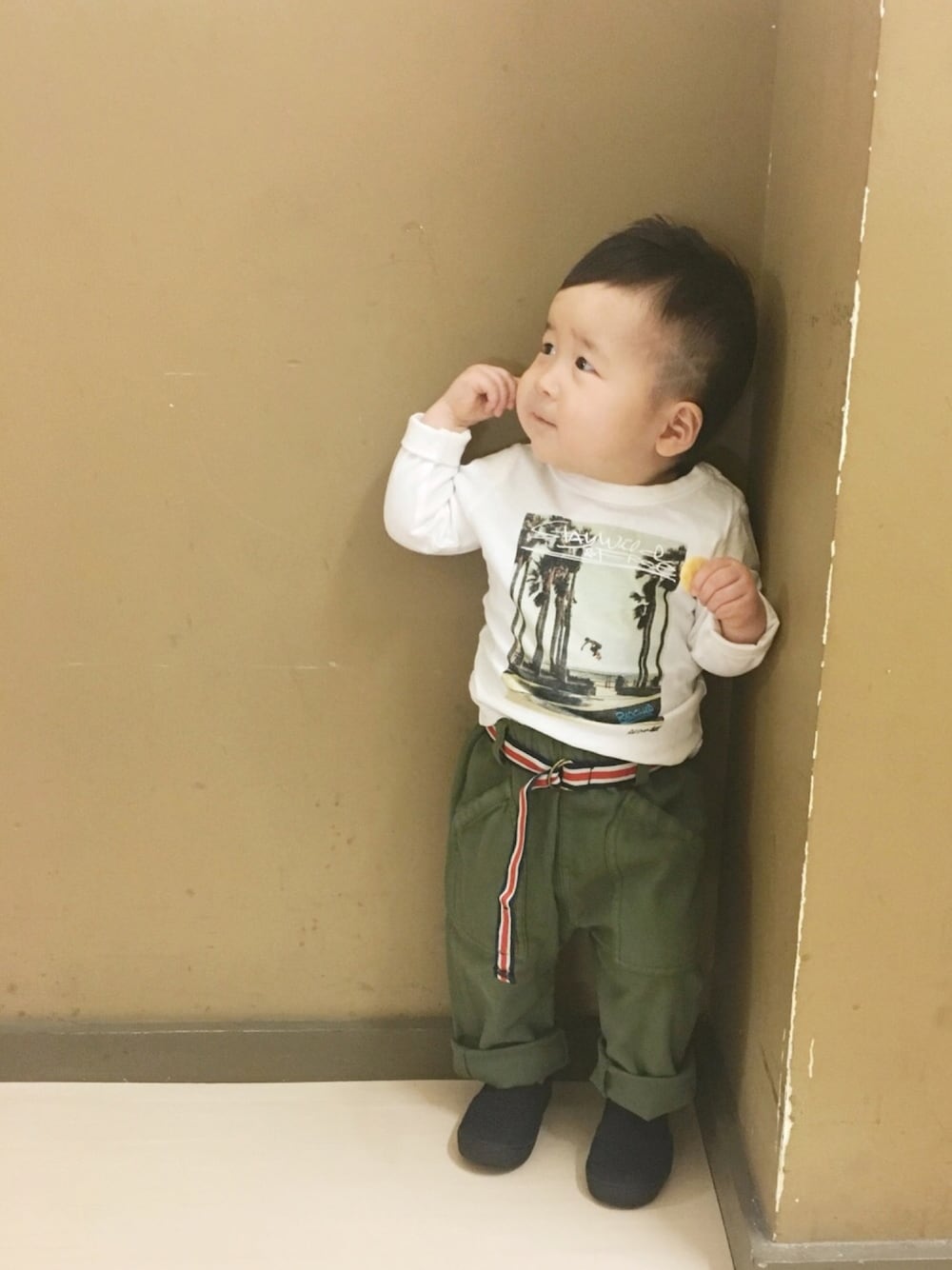 ホワイト系のTシャツ/カットソー、グリーン系のその他パンツ、ホワイト系のその他を着用したキッズの冬コーディネートの1枚目の写真