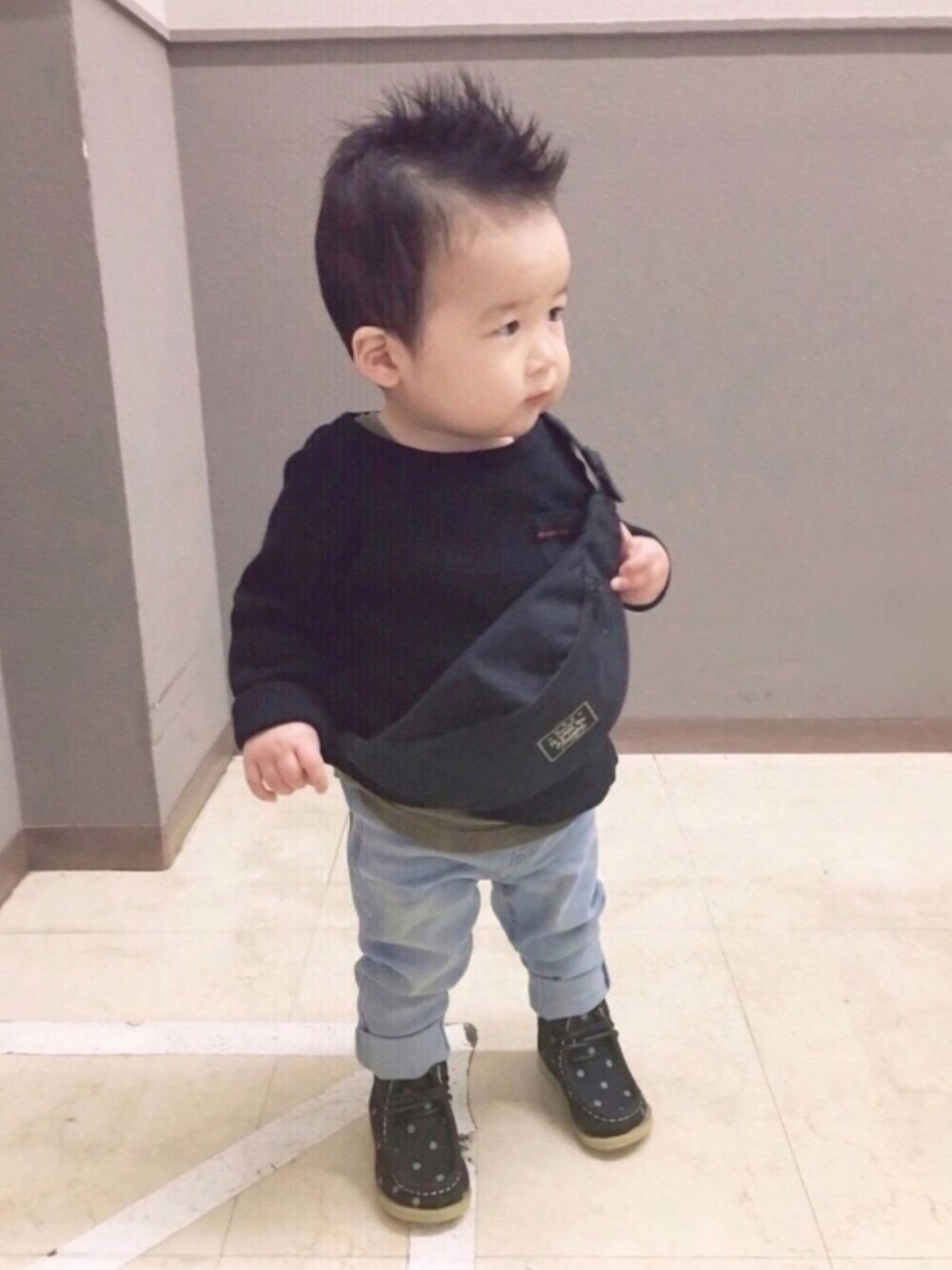 ブラック系のTシャツ/カットソー、グリーン系のタンクトップ、ブラック系のシューズを着用したキッズの冬コーディネートの1枚目の写真