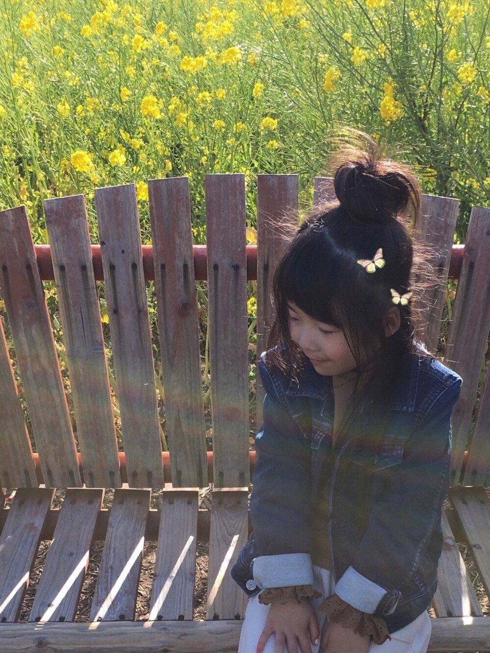「春コーデ、菜の花、チューリップ、花、kids、キッズコーデ、春休み、女の子、5歳」｜「GLOBAL WORKの【キッズ】ソデフハクプルオーバー長袖/803713（Tシャツ/カットソー、ブラウン系）」を使った、naaaさん（キッズ・110cm）の春コーディネートの1枚目の写真