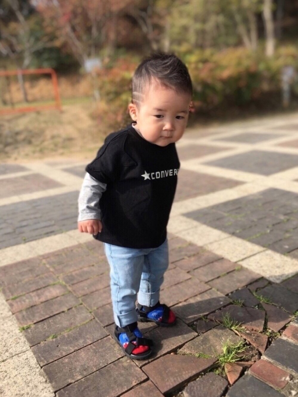 「春コーデ、キッズコーデ、シンプルコーデ、おとこのこ、converse、スポサン、スポーツサンダル、ヤギのエサやり」｜「BRANSHESの【★CONVERSE/コンバース】星モチーフ半袖Tシャツ（Tシャツ/カットソー、ブラック系）」を使った、naaaさん（キッズ・70cm）の春コーディネートの1枚目の写真