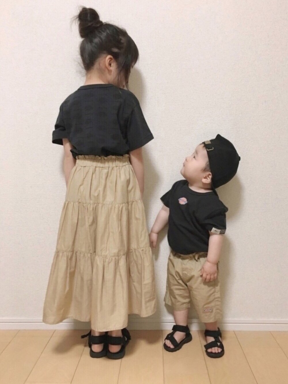 「令和、令和初コーデ、姉弟、姉弟オソロコーデ、姉弟リンクコーデ、仲良し、Dickies、ティアードスカート、ベージュ、令和最初のコーデ」｜「令和♥︎︎の仲良し姉弟💕（その他、ベージュ系）」を使った、naaaさん（キッズ・110cm）の春コーディネートの1枚目の写真