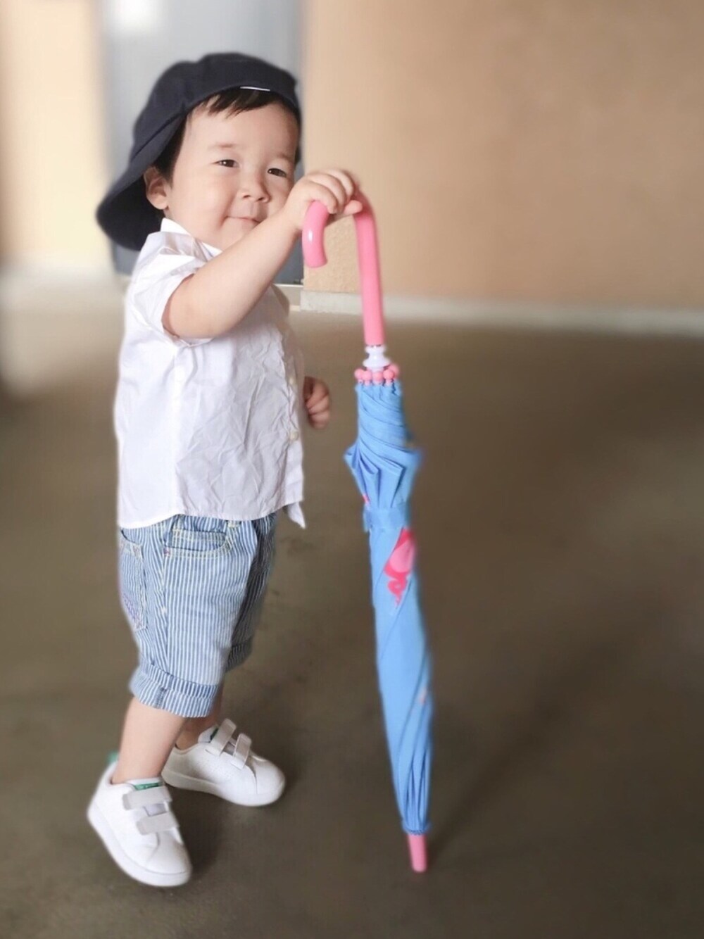 「梅雨に唄えば、梅雨、傘、キッズコーデ、キッズファッション、男の子、１歳８ヶ月」｜「F.O.KIDSのアイテム（タンクトップ、ブルー系）」を使った、naaaさん（キッズ・74cm）の夏コーディネートの1枚目の写真