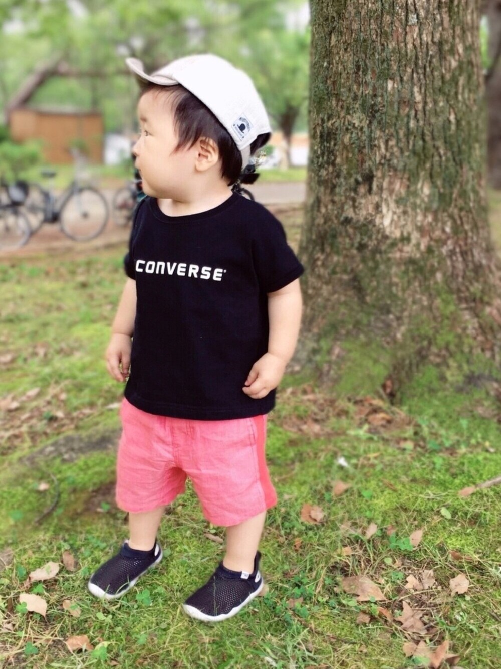 「公園、夏コーデ、男の子コーデ、ハーフパンツ、赤、F.O.KIDS、キッズコーデ、アクアソック、NIKE、夏だ！Tシャツ着よう！」｜「BRANSHESの【★CONVERSE/コンバース】星モチーフ半袖Tシャツ（Tシャツ/カットソー、ブラック系）」を使った、naaaさん（キッズ・74cm）の夏コーディネートの1枚目の写真