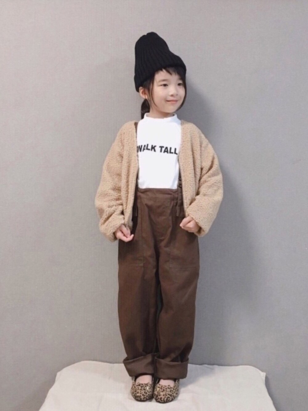 「ボアジャケット、ベージュ、モックネック、サスペンダーパンツ、ブラウン、ブランシェス、バレーシューズ、キッズコーデ、カジュアル、レオパらぶフェス2019」｜「BRANSHESのシープボアジャケット（ノーカラージャケット、ベージュ系）」を使った、naaaさん（キッズ・120cm）の秋コーディネートの1枚目の写真