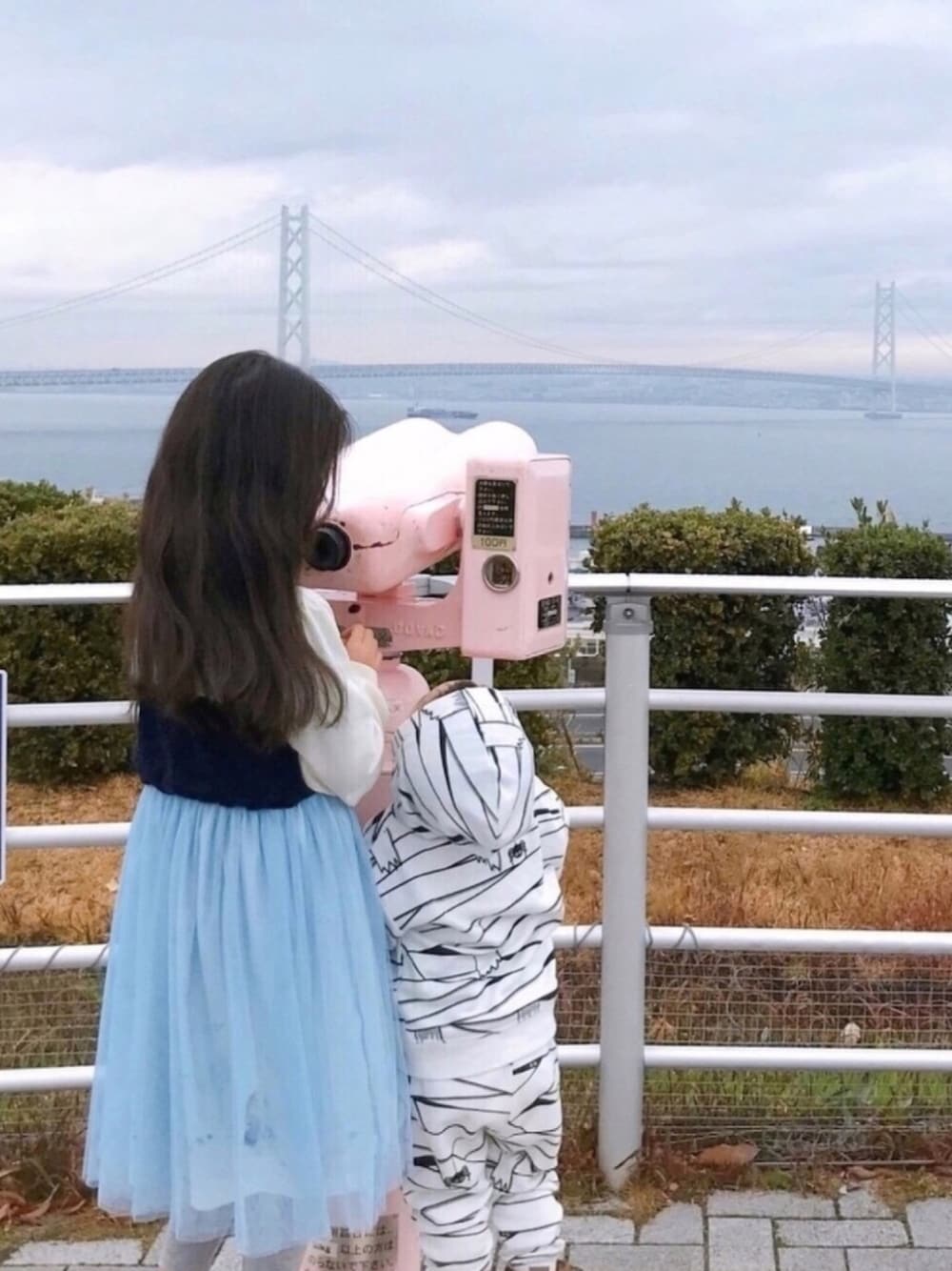 「kids、姉弟、シンプル、アナと雪の女王、ワンピース、セットアップ、明石海峡大橋、帰省」｜「Right-onのアイテム（ワンピース/ドレス、ブルー系）」を使った、naaaさん（キッズ・121cm）の冬コーディネートの1枚目の写真