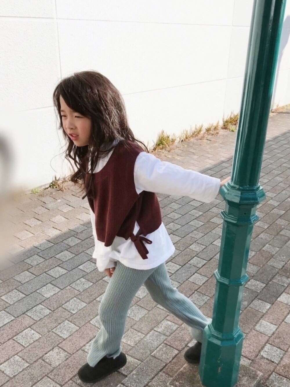 「キッズファッション、春コーデ、カジュアルコーデ、リブパンツ、ニットパンツ、ベスト、キッズコーデ、ブラウン色に染まれ、ブラウン×ミント」｜「BRANSHESのモックネックロゴ8分袖Tシャツ（Tシャツ/カットソー、ホワイト系）」を使った、naaaさん（キッズ・121cm）の冬コーディネートの1枚目の写真