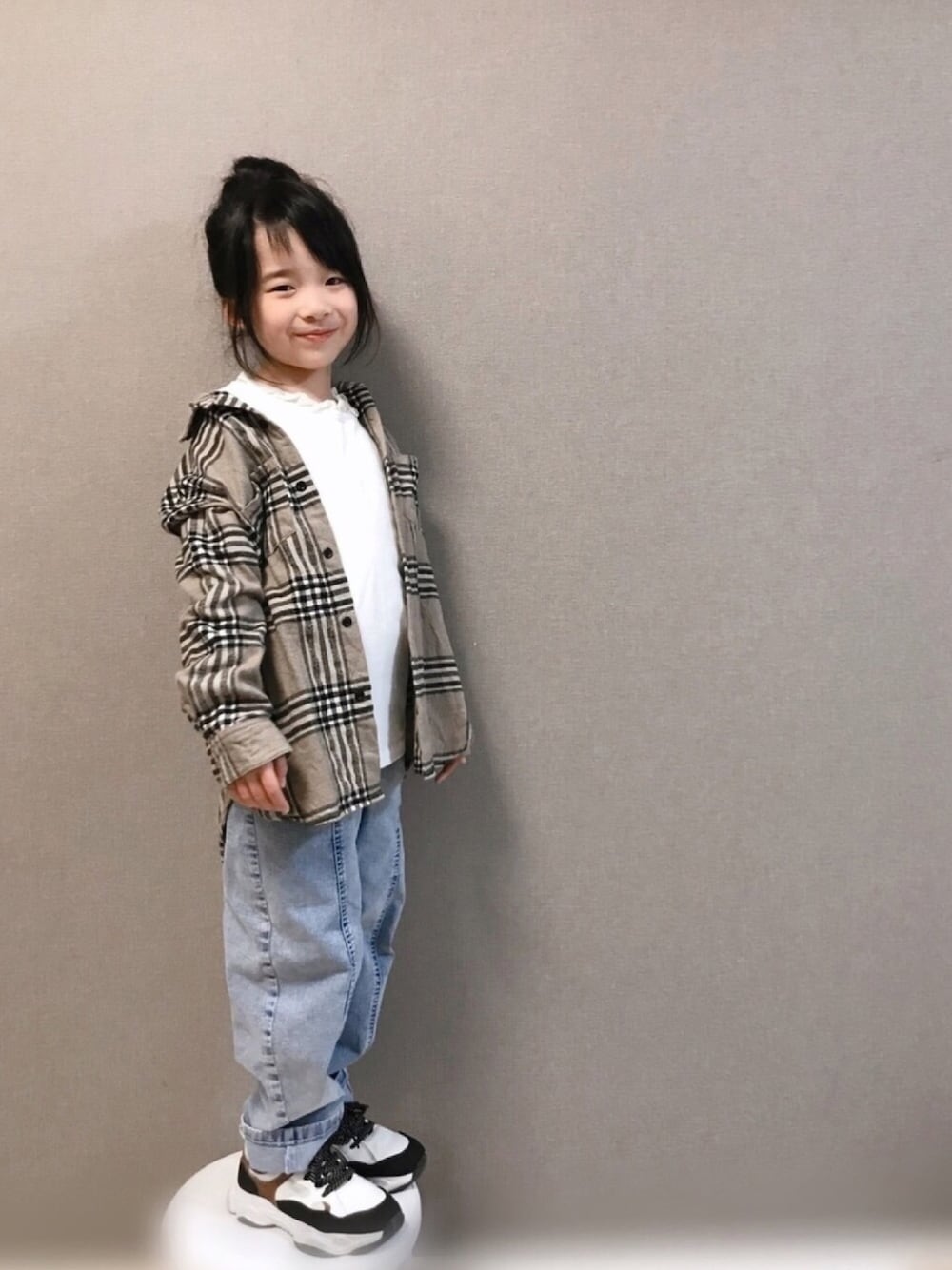 「ブラウン色に染まれ、チェック、チェックシャツ、コクーンシルエット、コクーンパンツ、ダッドスニーカー、シャツ×デニム、カジュアルコーデ、キッズファッション、おだんごヘアー」｜「BRANSHESのチェック柄シャツ（シャツ/ブラウス、ブラウン系）」を使った、naaaさん（キッズ・121cm）の冬コーディネートの1枚目の写真