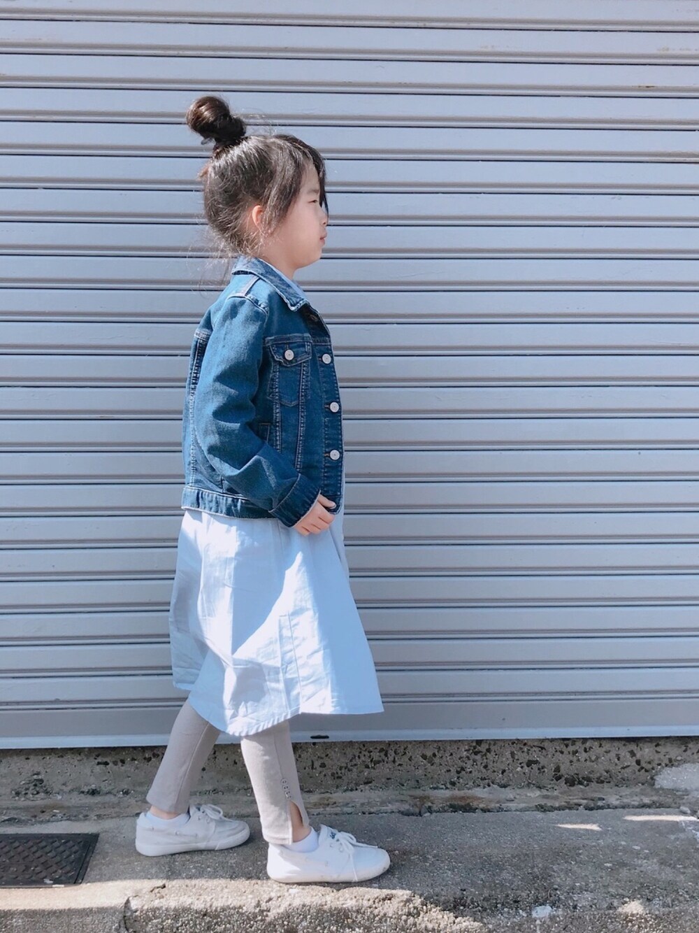 「パステル映える春、春コーデ、パステルカラー、シャツワンピ、デニムジャケット、リブレギンス、キッズコーデ、お団子ヘアー」｜「BREEZEのアイテム（シャツワンピース、ブルー系）」を使った、naaaさん（キッズ・121cm）の春コーディネートの1枚目の写真