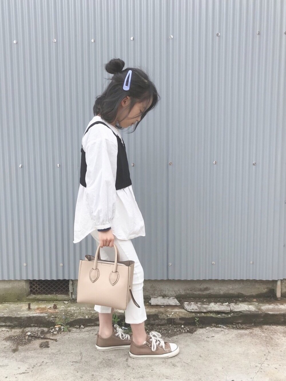 「カラーパンツ、休日スタイル、シャツスタイル、白パンツ、カジュアル、おだんごヘアー、春コーデ、6歳、キッズコーデ、ホワイトコーデ」｜「petit mainのベスト付き長袖チュニック（チュニック、ホワイト系）」を使った、naaaさん（キッズ・121cm）の春コーディネートの1枚目の写真