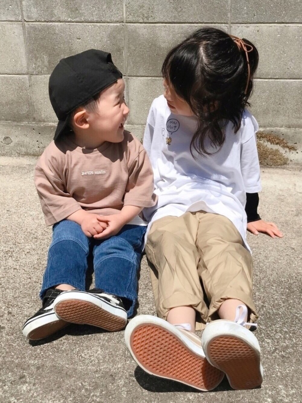 ホワイト系のTシャツ/カットソー、ベージュ系のパンツ、ベージュ系のスニーカーを着用したキッズの春コーディネートの1枚目の写真