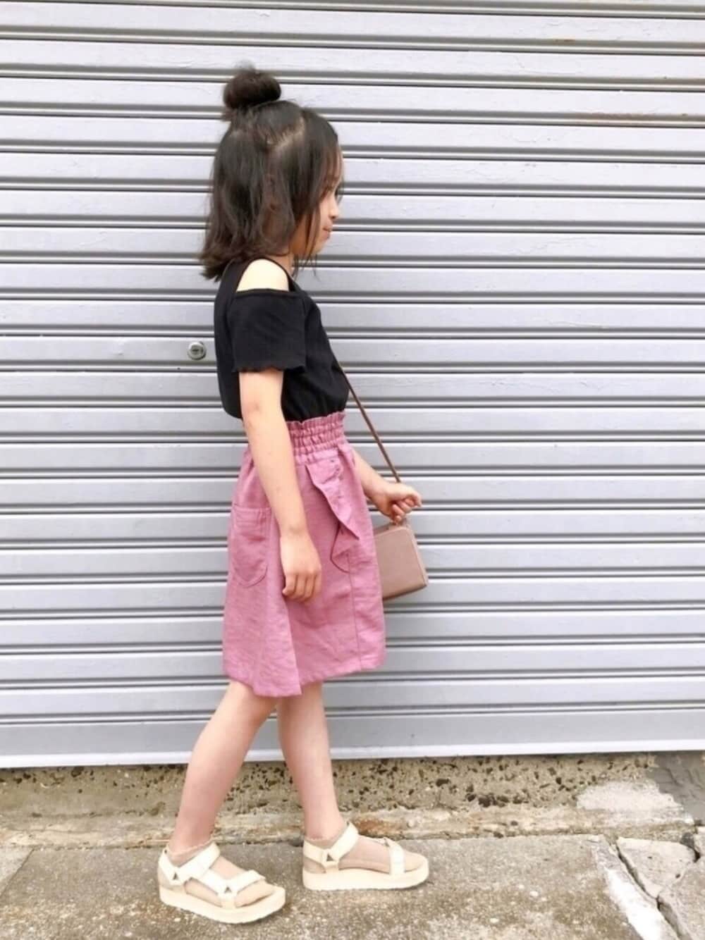 「フューシャピンク、ショートパンツ、フリル、肩あきトップス、ブラック、テレコ、スポーツサンダル×靴下、Branshes、ネイル、ネオンカラー」｜「BRANSHESの肩あき半袖Tシャツ（Tシャツ/カットソー、ブラック系）」を使った、naaaさん（キッズ・121cm）の夏コーディネートの1枚目の写真