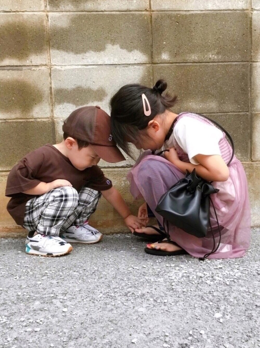 「チュールキャミ、巾着バッグ、シェフパンツ、ロゴキャップ、キャップ、ロゴT、Tシャツ、くすみピンク、姉弟コーデ、キッズコーデ」｜「BRANSHESのプレミアムストレッチデニムカプリパンツ（デニムパンツ、ブルー系）」を使った、naaaさん（キッズ・124cm）の夏コーディネートの1枚目の写真