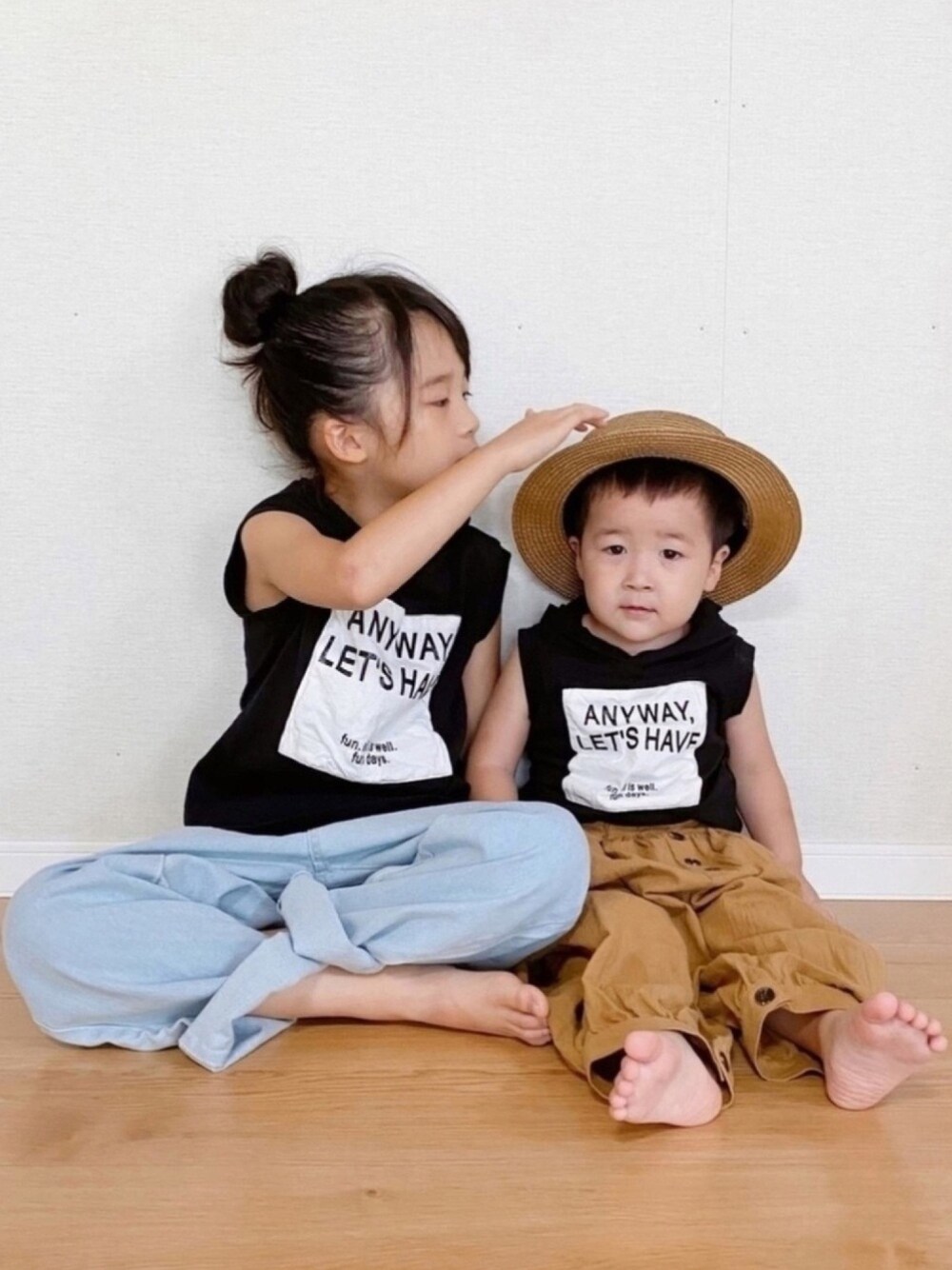 ブラック系のタンクトップ、ブルー系のデニムパンツ、ブラック系のタンクトップを着用したキッズの夏コーディネートの1枚目の写真