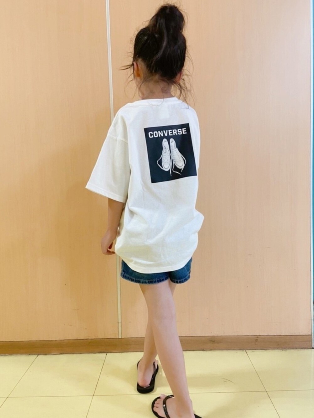 「キッズコーデ、シンプルコーデ、Tシャツ、バックプリント、フォトT、ロゴT、コンバース、ビーチサンダル、サングラス、ショートパンツ」｜「GUのアイテム（パンツ、ブルー系）」を使った、naaaさん（キッズ・124cm）の夏コーディネートの1枚目の写真