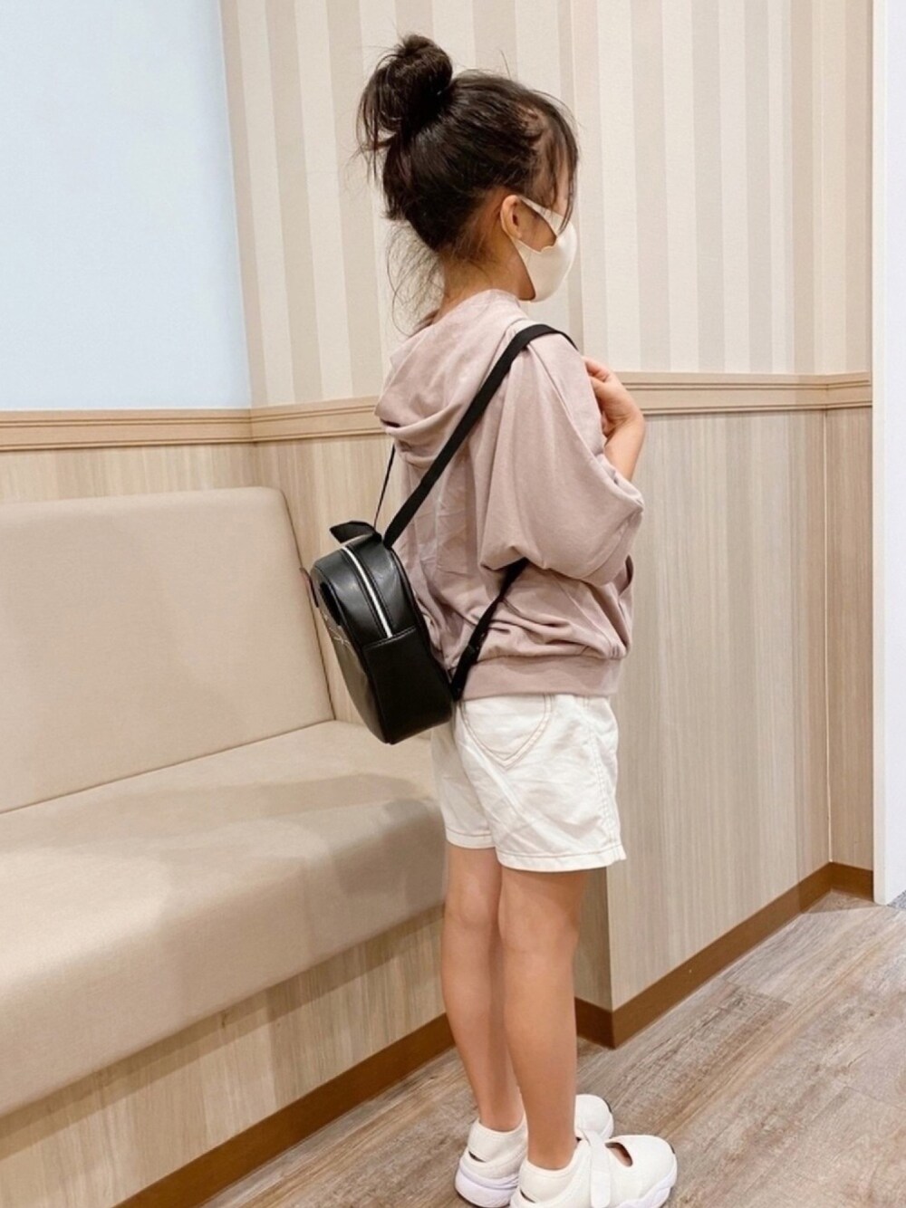「キッズコーデ、おんなのこ、白スニーカー、ねこリュック、お団子ヘアー、ショートパンツ、ロゴパーカー、キッズコスメ、ブランシェス」｜「BRANSHESの半袖ロゴパーカー（パーカー、ブラウン系）」を使った、naaaさん（キッズ・124cm）の夏コーディネートの1枚目の写真