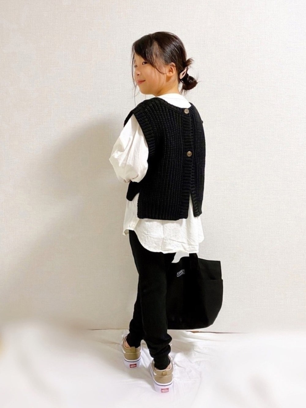 「カジュアル、ベスト、ケーブルニット、シャツスタイル、ワッフルレギンス、チュニック、キッズコーデ、秋服準備はじめました、モノトーン、チェッカーずまつり2020秋　告知」｜「petit mainのケーブルニットベスト×花柄ワンピースセット（ワンピース、ブラック系）」を使った、naaaさん（キッズ・124cm）の秋コーディネートの1枚目の写真