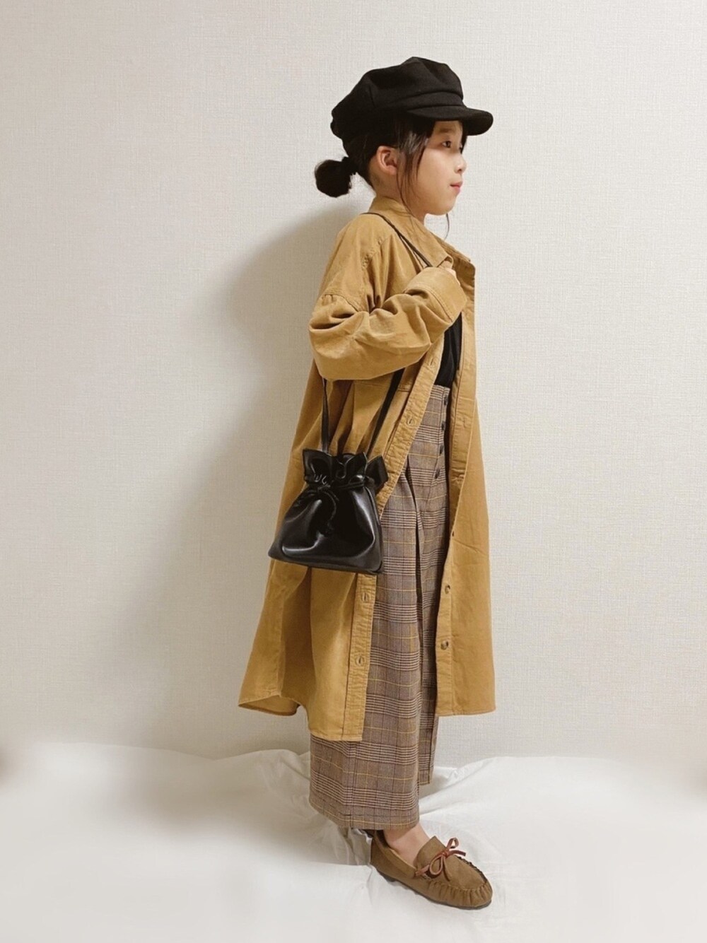 「キッズコーデ、チェックパンツ、シャツワンピ、モカシン、マリンキャップ、ワイドパンツ、タックパンツ、コーデュロイ、プチプラ、2020秋チェッカーず」｜「GUのアイテム（シャツワンピース、ベージュ系）」を使った、naaaさん（キッズ・124cm）の秋コーディネートの1枚目の写真