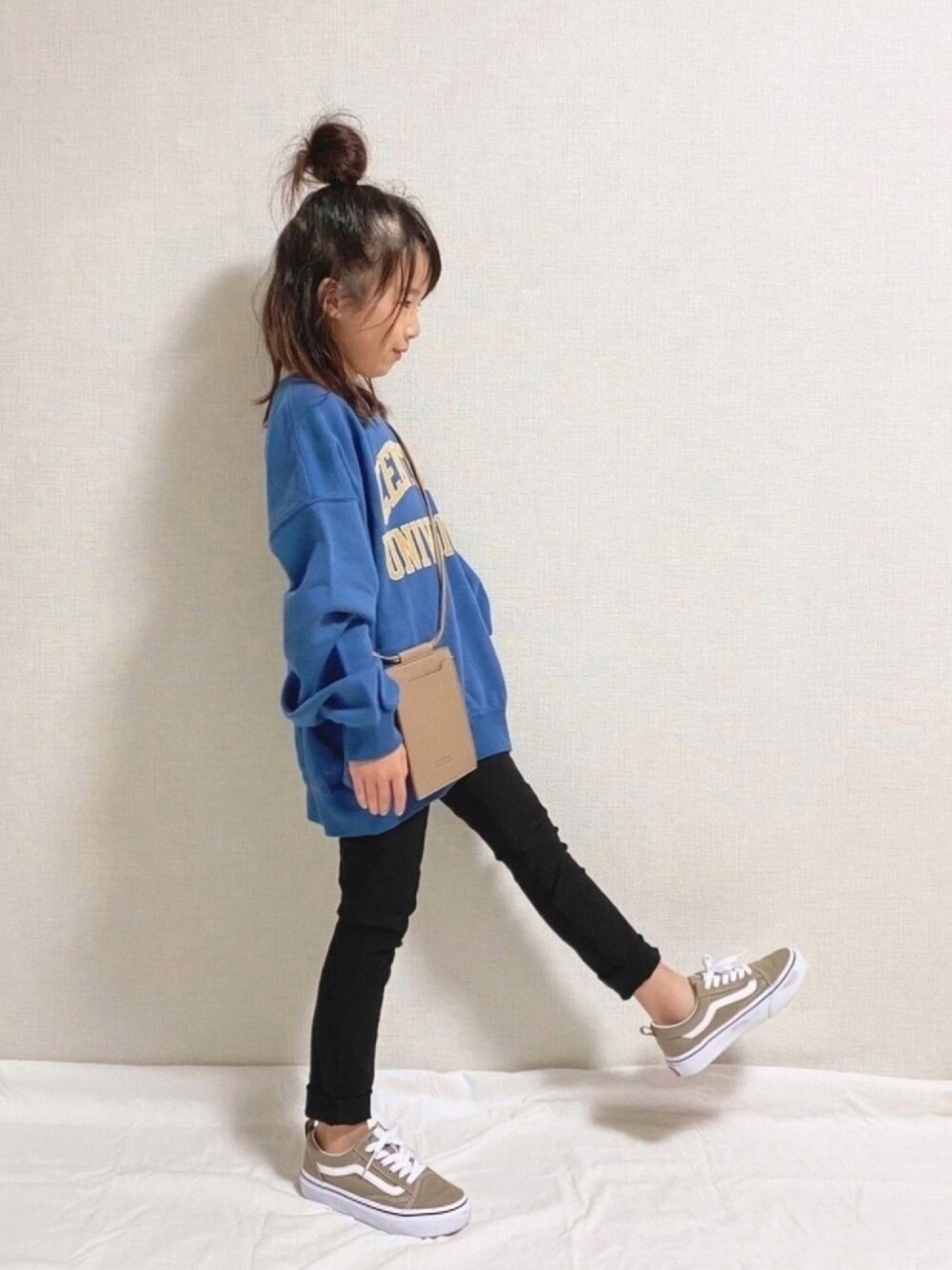 「ガレッジプリント、ロゴスウェット、ビッグシルエット、ブルー、黒スキニー、VANS、キッズファッション、秋コーデ、からしいろまつり2020、秋のマイ旬スタイル」｜「Ocean&Groundのカレッジロゴジャンボスウェット（80～140cm）（スウェット、ブルー系）」を使った、naaaさん（キッズ・124cm）の秋コーディネートの1枚目の写真
