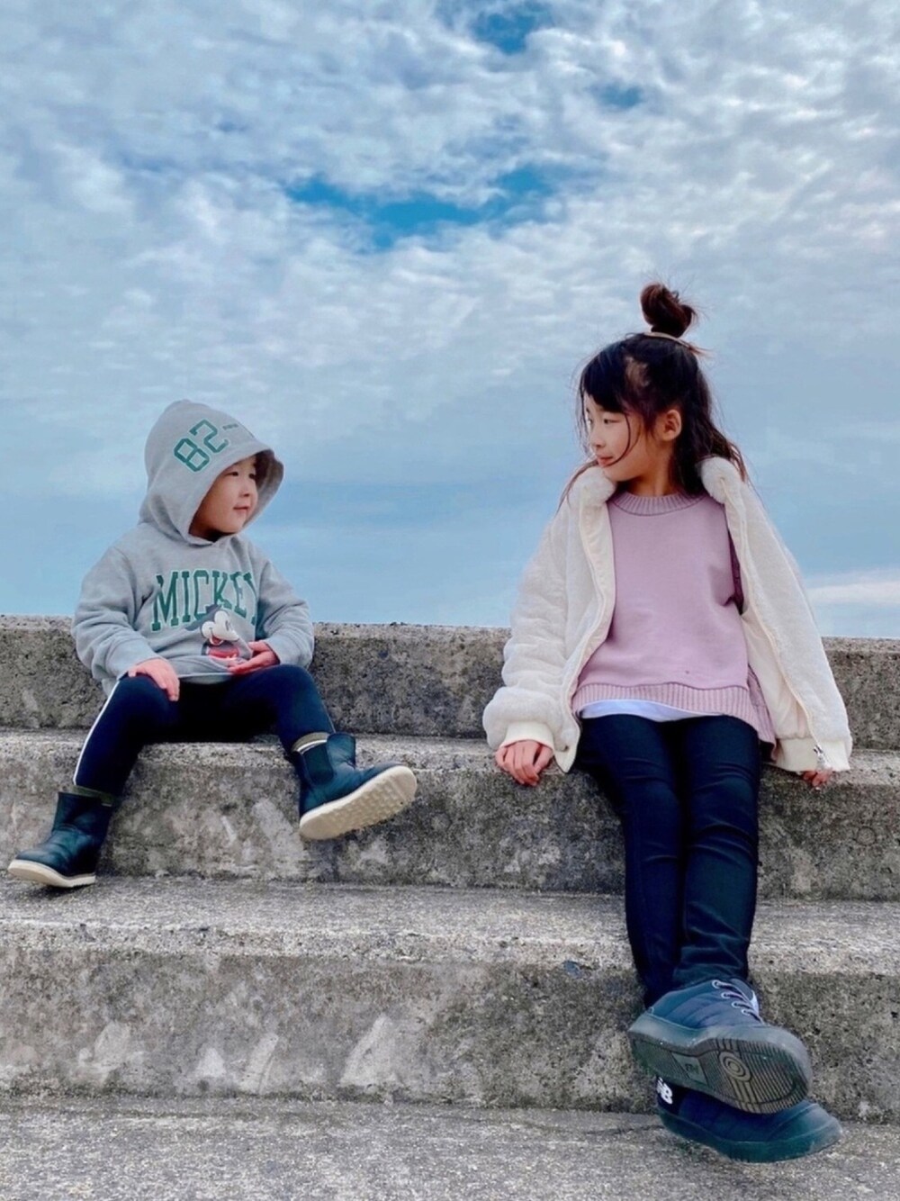 「マイベストコーデ2020、大晦日、来年もよろしくお願いします、キッズコーデ、姉妹コーデ、公園、ケーブルニット、冬コーデ、休日スタイル、ブーツ」｜「petit mainのウォッシャブル 裏毛 ケーブルニットセーター×ショートパンツセット（アンサンブル、パープル系）」を使った、naaaさん（キッズ・124cm）の冬コーディネートの1枚目の写真