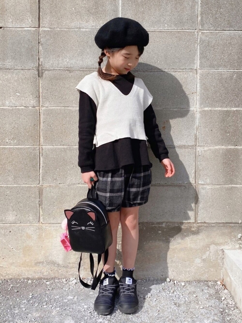 「私の推しブランド、petit main、モノトーン、ベレー帽、ショートパンツ、チェックパンツ、スニーカーコーデ、Branshes」｜「BRANSHESのニットベスト（ベスト、ホワイト系）」を使った、naaaさん（キッズ・124cm）の冬コーディネートの1枚目の写真