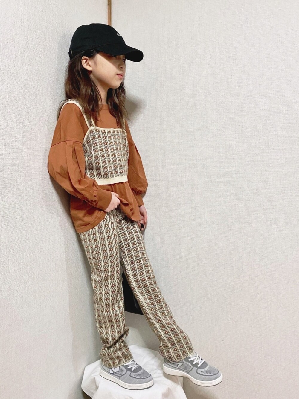 「カジュアルコーデ、セットアップ、petit main、Branshes、ニットパンツ、スニーカーコーデ、グレー、休日スタイル、キッズコーデ」｜「BRANSHESのボリューム8分袖Tシャツ（Tシャツ/カットソー、ブラウン系）」を使った、naaaさん（キッズ・124cm）の冬コーディネートの1枚目の写真