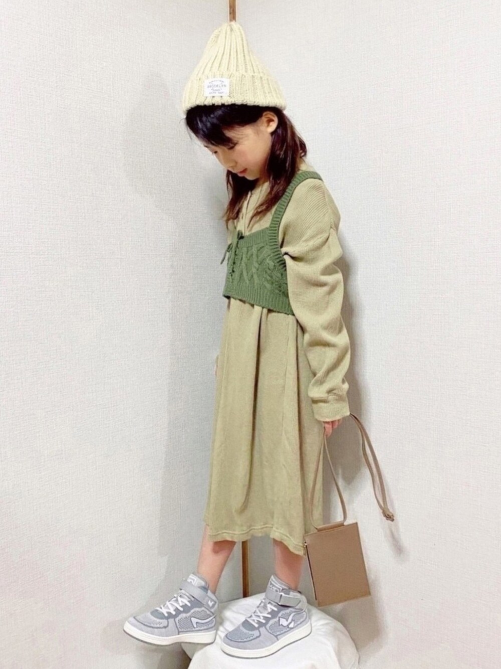 「ロングワンピース、グリーン、スニーカーコーデ、ワンピース×スニーカー、プチプラ、GU、休日スタイル、ニット帽、春コーデ」｜「GUのアイテム（ワンピース/ドレス、グリーン系）」を使った、naaaさん（キッズ・124cm）の冬コーディネートの1枚目の写真