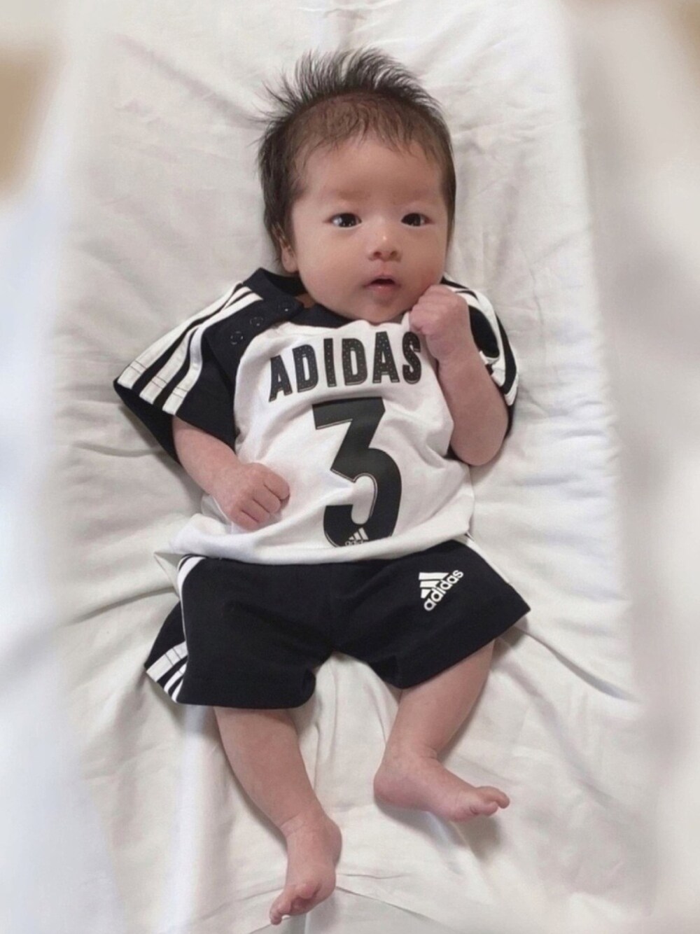 「adidasフェス2021、セットアップ、ベビーコーデ、生後1ヶ月、次男、赤ちゃん、adidasフェス2021告知、ギンガム戦隊フェス告知」｜「adidasのキッズ／子供用 スポーツ サマーセット [SPORT SUMMER SET] アディダス（Tシャツ/カットソー、ホワイト系）」を使った、naaaさん（キッズ・127cm）の春コーディネートの1枚目の写真