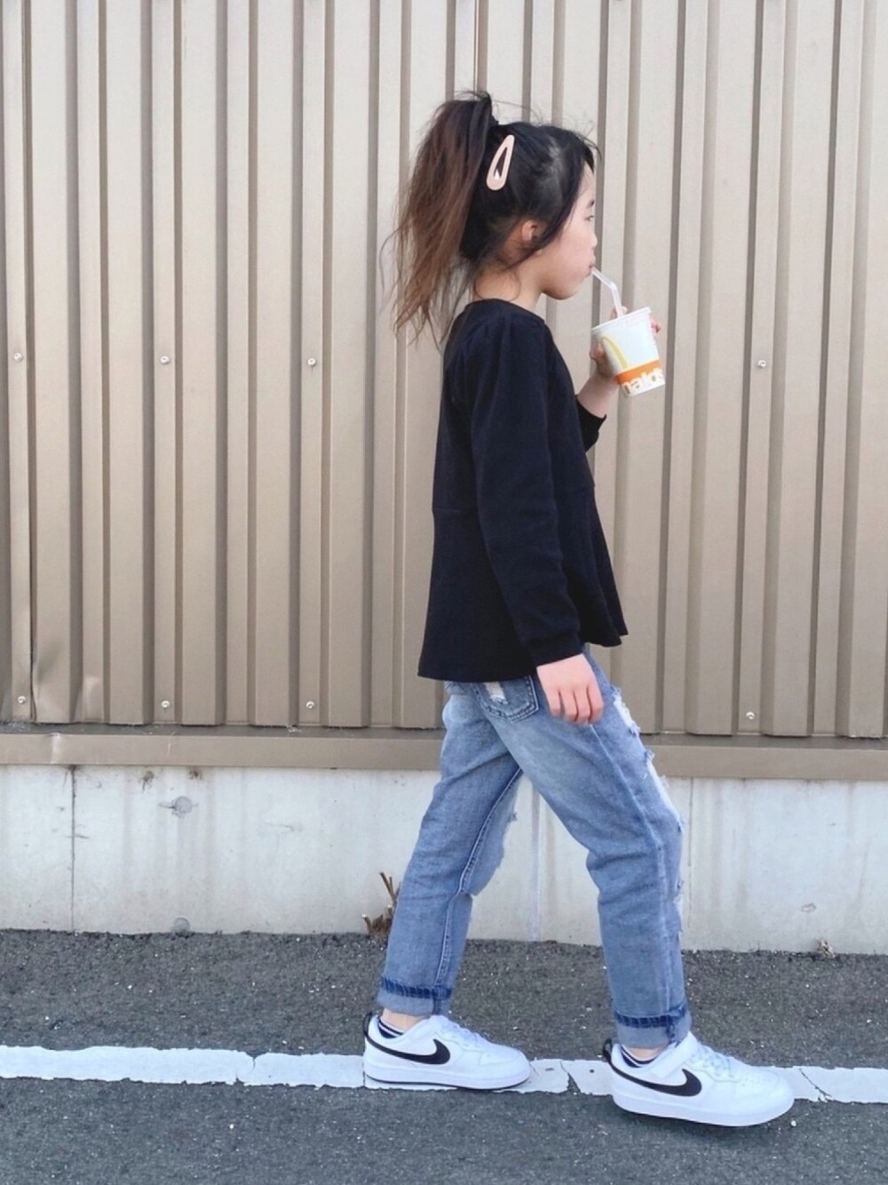 「カジュアルコーデ、白スニーカー、NIKE、シンプル、春コーデ、ダメージデニムパンツ、ゆるコーデ、スニーカー、プチプラ」｜「petit mainのニットジャガード長袖トレーナーアンサンブル（アンサンブル、レッド系）」を使った、naaaさん（キッズ・124cm）の春コーディネートの1枚目の写真