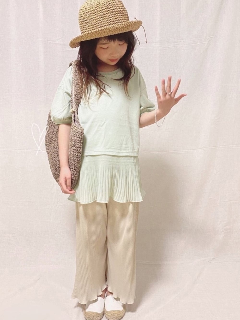 「ミントグリーン、グリーン、プリーツパンツ、パンプス、キッズファッション、休日スタイル、シンプルコーデ、ブランシェス、ペーパーハット、カラーパンツ」｜「BRANSHESのマジョリカプリーツ5分袖チュニック（チュニック、グリーン系）」を使った、naaaさん（キッズ・127cm）の春コーディネートの1枚目の写真