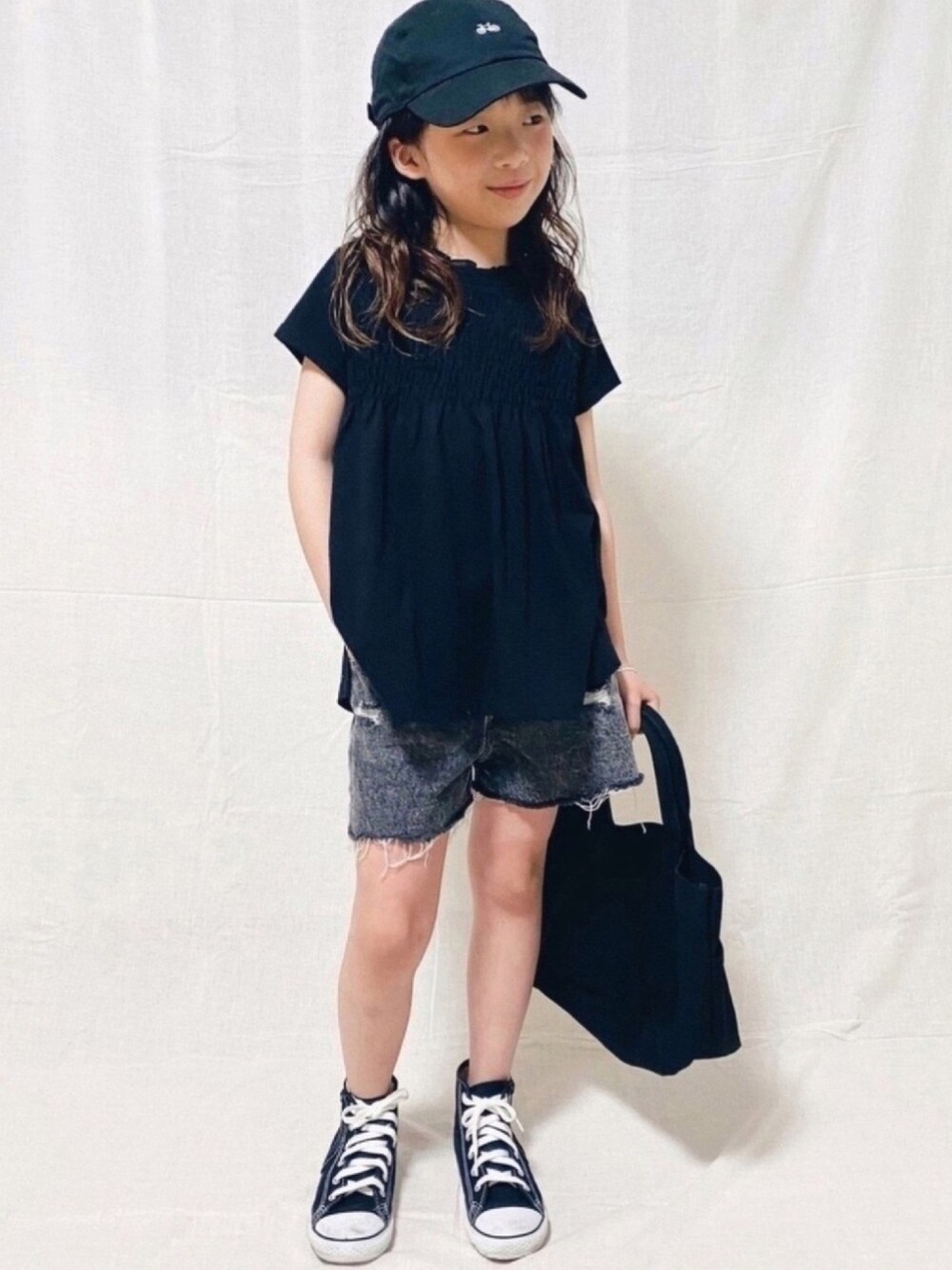 「ブラック、コンバース、ハイカットスニーカー、ショートパンツ、キャップ、モノトーン、チュニック、モード、Branshes、2年生」｜「BRANSHESのシャーリング半袖チュニック（チュニック、ブラック系）」を使った、naaaさん（キッズ・127cm）の春コーディネートの1枚目の写真