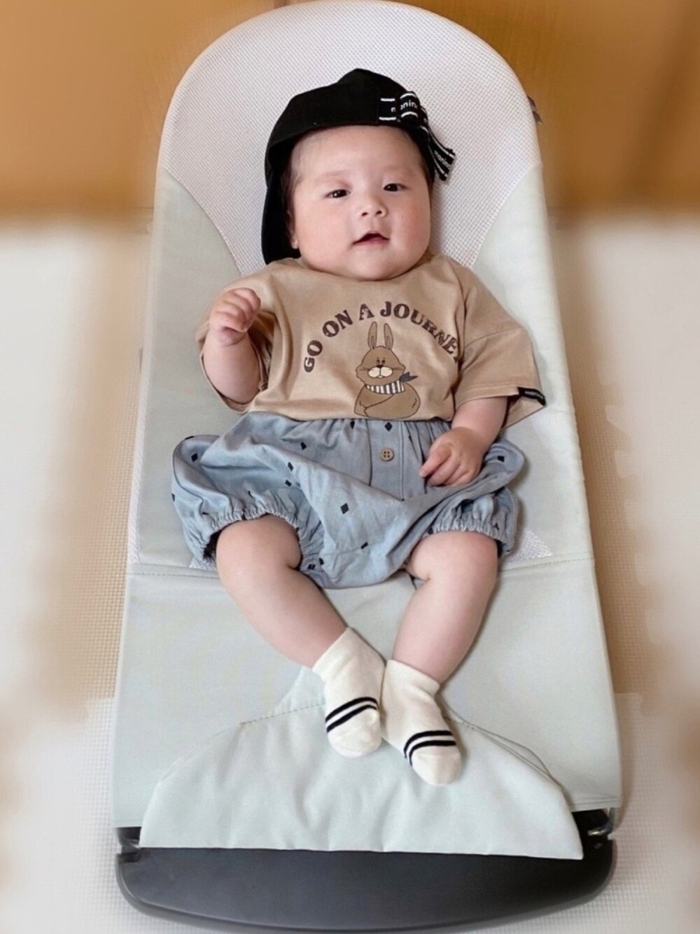 「ベビーコーデ、赤ちゃん、ロンパース、かぼちゃパンツ、バースデイ、3ヶ月、キャップ、パステルカラー、シンプルコーデ、これが私をアゲる服」｜「Birthdayのアイテム（ロンパース、ベージュ系）」を使った、naaaさん（キッズ・127cm）の春コーディネートの1枚目の写真