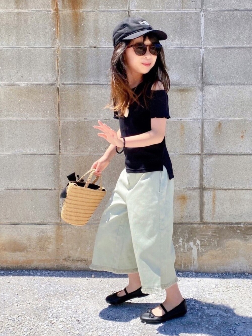 「これが私をアゲる服、ミント×ブラック、サングラス、プチプラ、シンフルコーデ、キャップ、ワイドパンツ、バレエシューズ、小学生コーデ」｜「BRANSHESの肩あき半袖Tシャツ（Tシャツ/カットソー、ブラック系）」を使った、naaaさん（キッズ・127cm）の春コーディネートの1枚目の写真