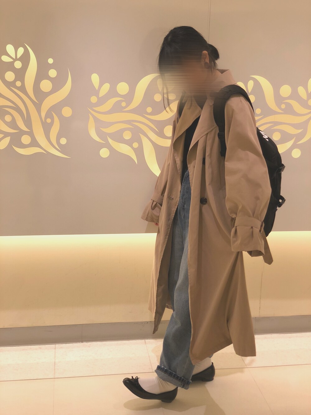 「春コーデ、トレンチコート、プチプラ、プチプラコーデ、リュック、バレエシューズ、デニムパンツ」｜「Social GIRLの袖コンシャス春アウターキャンディースリーブトレンチスプリングコート（トレンチコート、ベージュ系）」を使った、るいべあさん（レディース・163cm）の春コーディネートの1枚目の写真