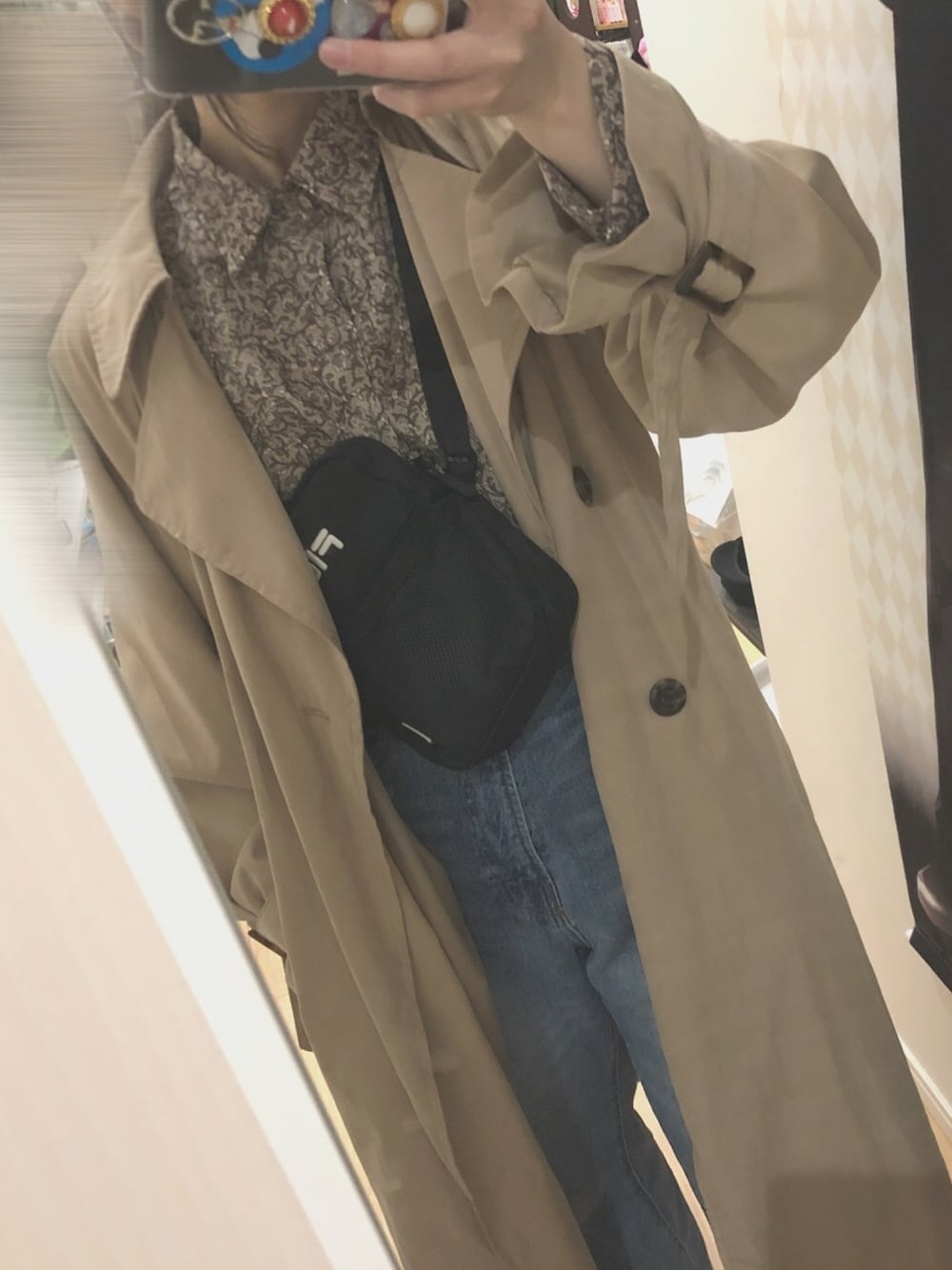 「春コーデ、トレンチコート、柄シャツ、デニム、ショルダーバッグ、メンズライク、プチプラ、プチプラコーデ」｜「FILAの【別注】・FILAショルダーバッグ（ショルダーバッグ、ブラック系）」を使った、るいべあさん（レディース・163cm）の春コーディネートの1枚目の写真