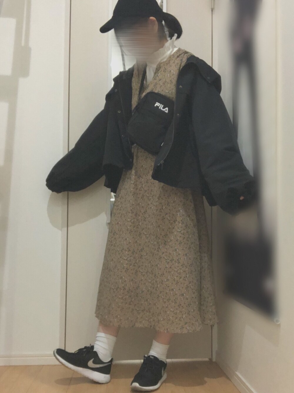 「春コーデ、ワンピース、花柄、花柄ワンピース、キャップ、ショルダーバッグ、マウンテンパーカー、スニーカー、ワンピース×スニーカー、プチプラ」｜「kutirのビッグマウンテンパーカー（ブルゾン、ブラック系）」を使った、るいべあさん（レディース・163cm）の春コーディネートの1枚目の写真