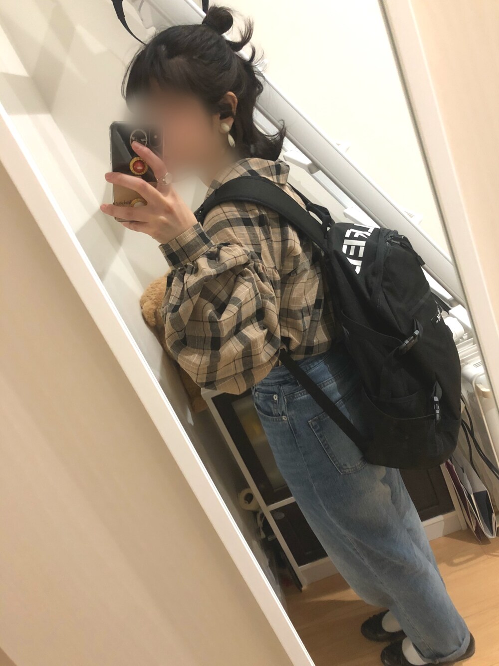 「チェックシャツ、デニムパンツ、リュック、白ソックス、バレエシューズ、開襟シャツ、ボリューム袖、春夏コーデ、カジュアル、プチプラ」｜「apres jourのアソート袖ボリューム開襟シャツ【ZOZOTOWN限定アイテム】（シャツ/ブラウス、ベージュ系）」を使った、るいべあさん（レディース・163cm）の春コーディネートの1枚目の写真