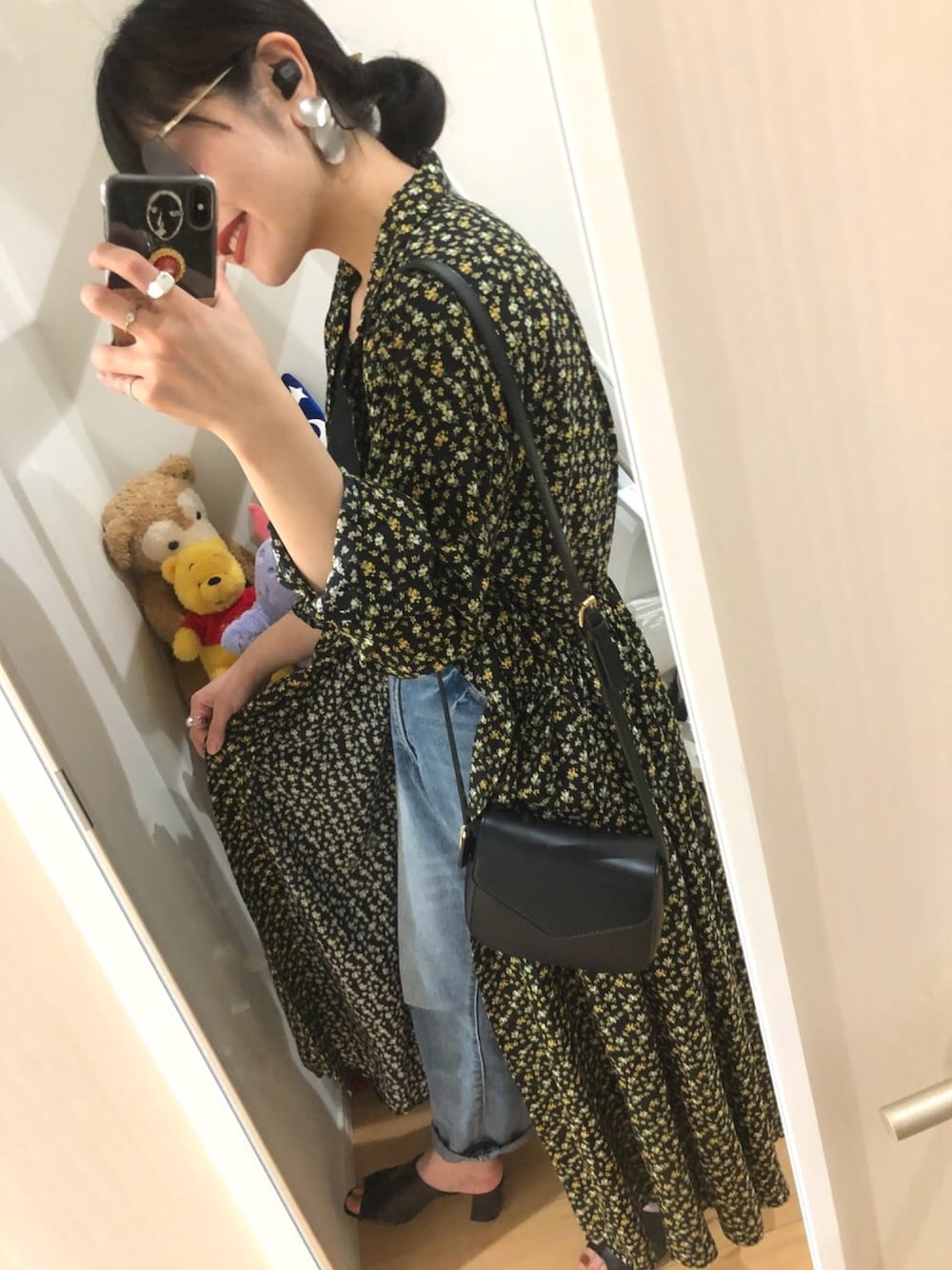 「花柄、デニムパンツ、花柄ワンピース、ミュール、サンダル、ショルダーバッグ、春夏コーデ、オトナカジュアル、サングラス、今日のコーデ」｜「LOWRYS FARMのカイキンシャツワンピース　823921（ワンピース、ブラック系）」を使った、るいべあさん（レディース・163cm）の春コーディネートの1枚目の写真