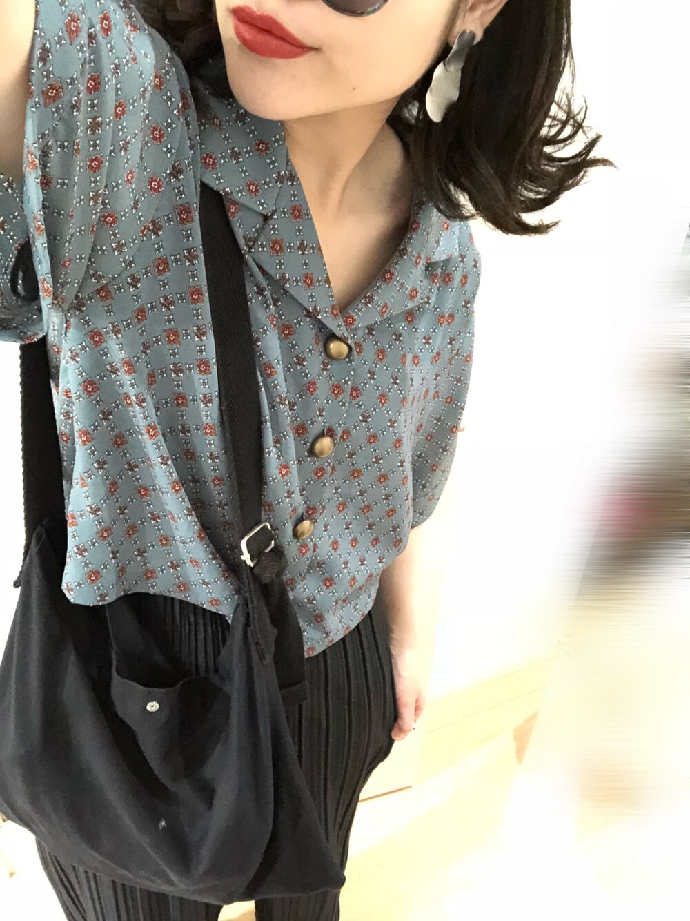 「柄シャツ、黒パンツ、プリーツパンツ、開襟シャツ、レトロ、夏コーデ、サコッシュ、半袖シャツ、プチプラ、ラクチンコーデ」｜「apres jourのアソート開襟シャツ【ZOZOTOWN限定アイテム】（シャツ/ブラウス、ブルー系）」を使った、るいべあさん（レディース・163cm）の夏コーディネートの1枚目の写真
