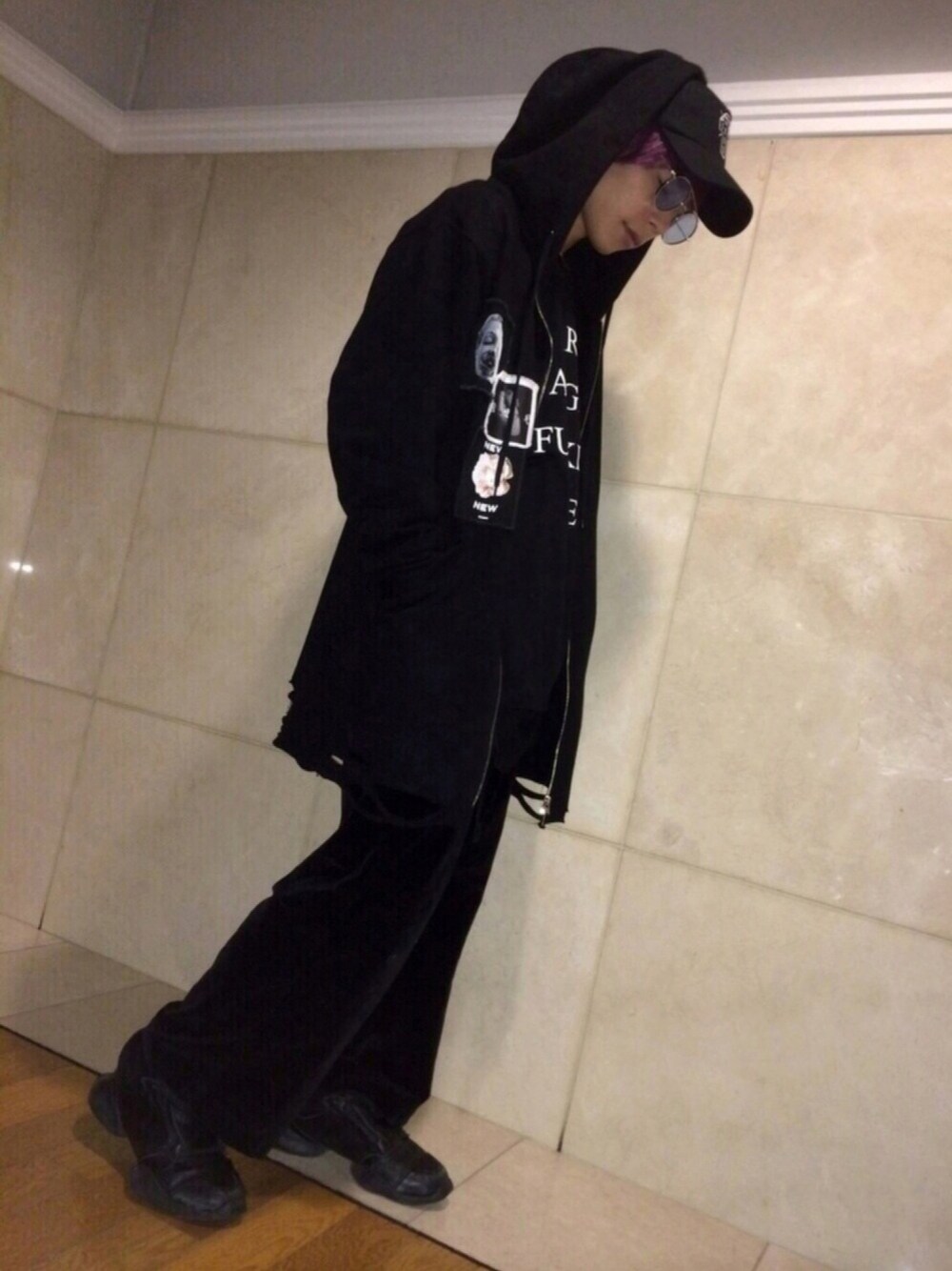 「RICK OWENS、misbhv、vlades、AZS、COMME des GARCONS、never mind the XU、XU、WHITELAND BLACKBURN、モードストリート、ストリート」｜「MISBHVのアイテム（パーカー、ブラック系）」を使った、HIRØAKI KAJIWARAさん（メンズ・168cm）の春コーディネートの1枚目の写真